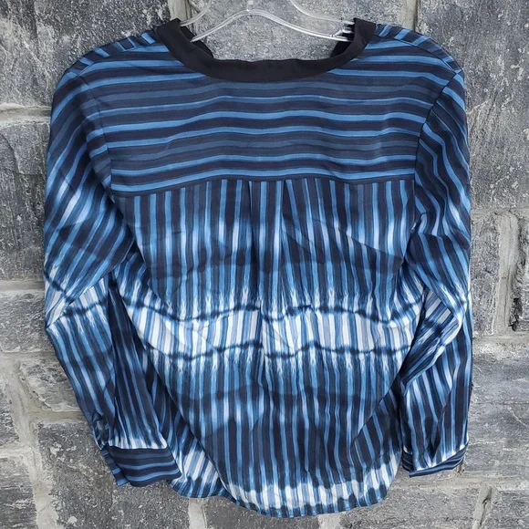 NWT Vince Silk Shibori Tie Dye Blouse Blue White Size 4 - Picture 4 of 13